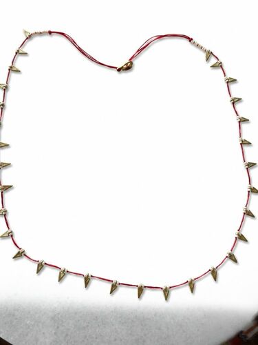 Üçgen detaylı pirinç kolye