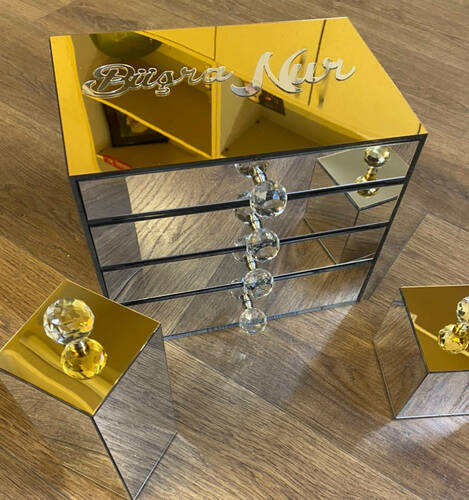 4 çekmeceli üzeri gold aynalı gövde gümüş aynalı kutu+Gold aynalı fırçalık