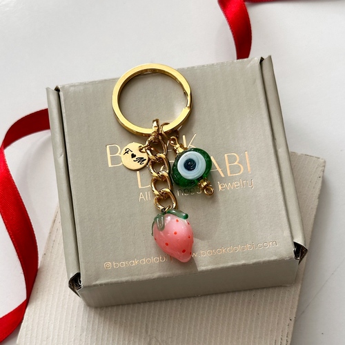 Pembe Çilek Nazar Boncuğu ve Harf Detaylı Bereket Anahtarlık 