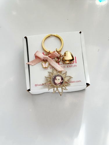 Fotoğraflı Kristal Taşlı Güneş Kalp Ve Kurdele Detaylı Kelebek Anahtarlık