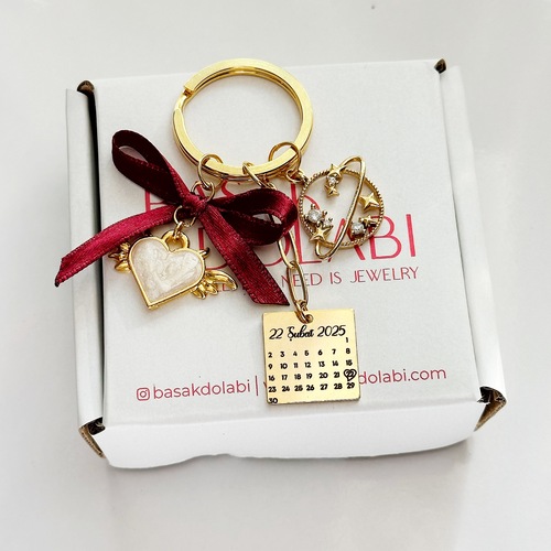 Takvim Kristal Taşlı Satürn Kanatlı Kalp ve Kurdele Detaylı Anahtarlık