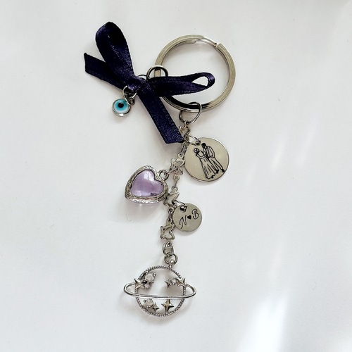 Portre Harf Nazar Boncuğu ve Lila Kalp Kurdele Detaylı Kelebek Zincir Anahtarlık