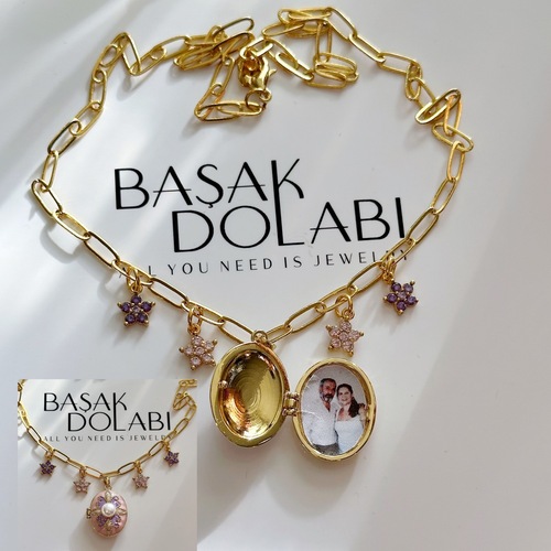 Çiçek Charmlı Fotoğraflı Açılıp Kapanabilir Oval Plaka Desenli Locket Zincir Kolye