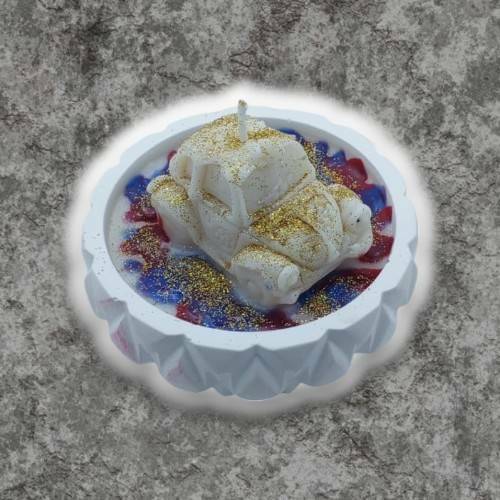Doğal Soya Wax ile imal edilip renklendirilmiş, Tamamen El Yapımı Dekoratif mum.