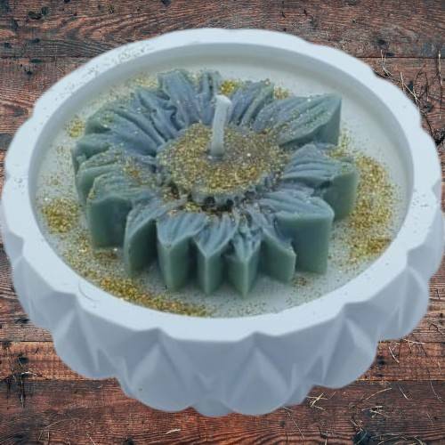 Doğal Soya Wax ile imal edilip renklendirilmiş, Tamamen El Yapımı Dekoratif mum.