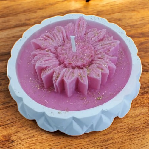 Doğal Soya Wax ile imal edilip renklendirilmiş, Tamamen El Yapımı Dekoratif mum.