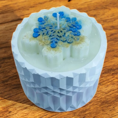 Doğal Soya Wax ile imal edilip renklendirilmiş, Tamamen El Yapımı Dekoratif mum.