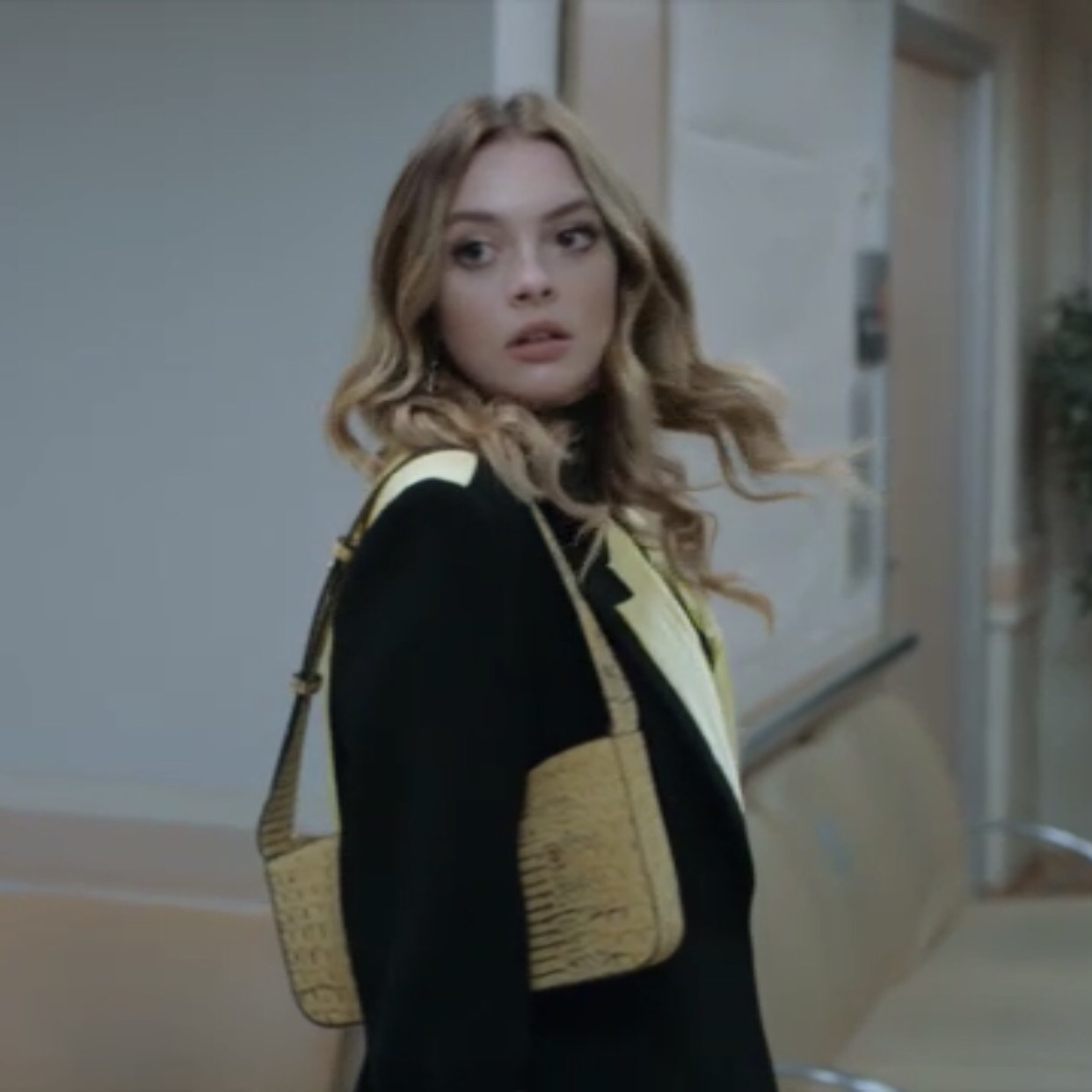 Melis Sezen Dizide MEV'S Atelier Çanta Kullandı